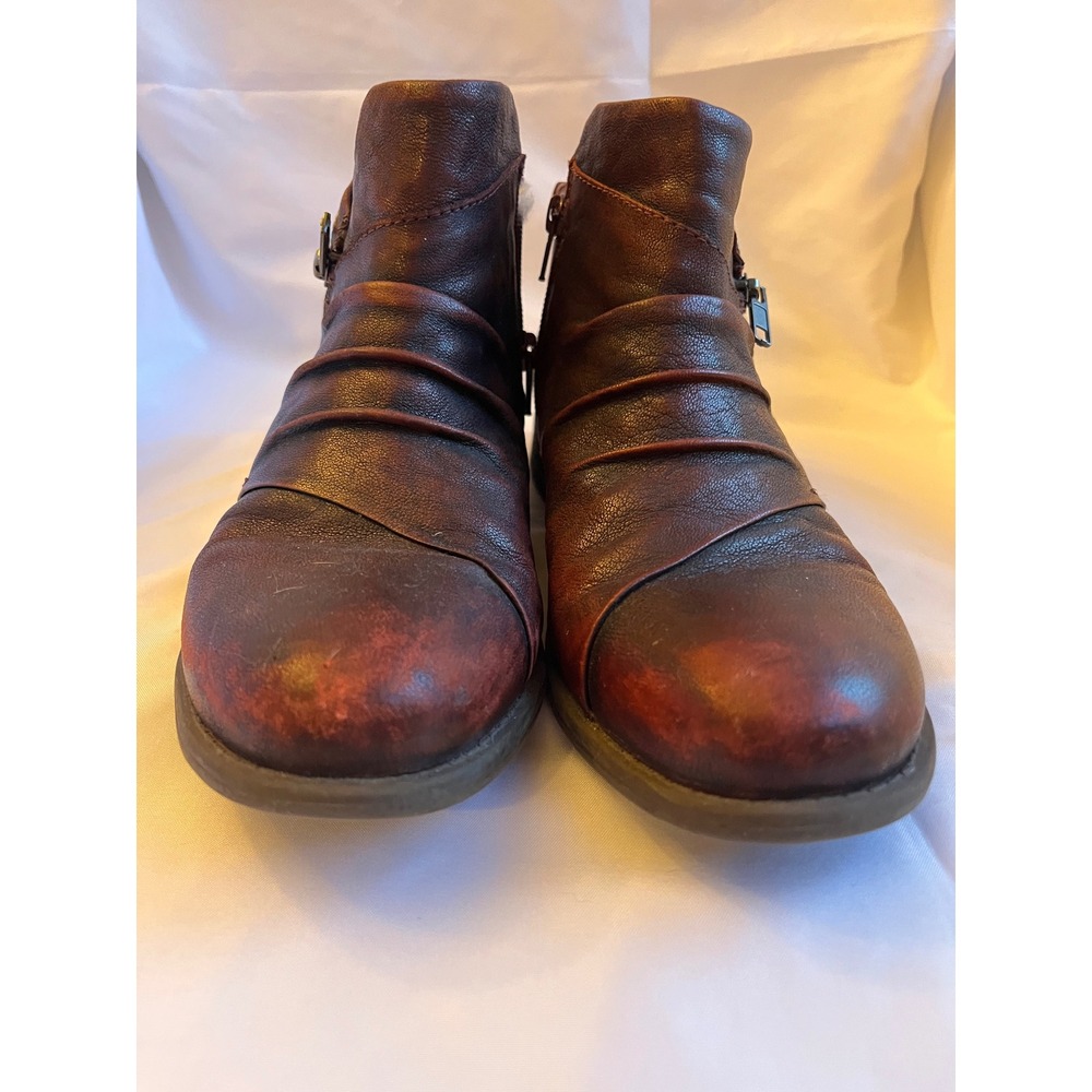 Earth Ronan Distressed Leather Ankle Booties in Garnet Maroon Sz 8